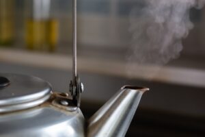 やかんの口から湯気が立ちのぼる様子