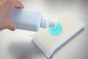 ふきんに中性洗剤を垂らす様子