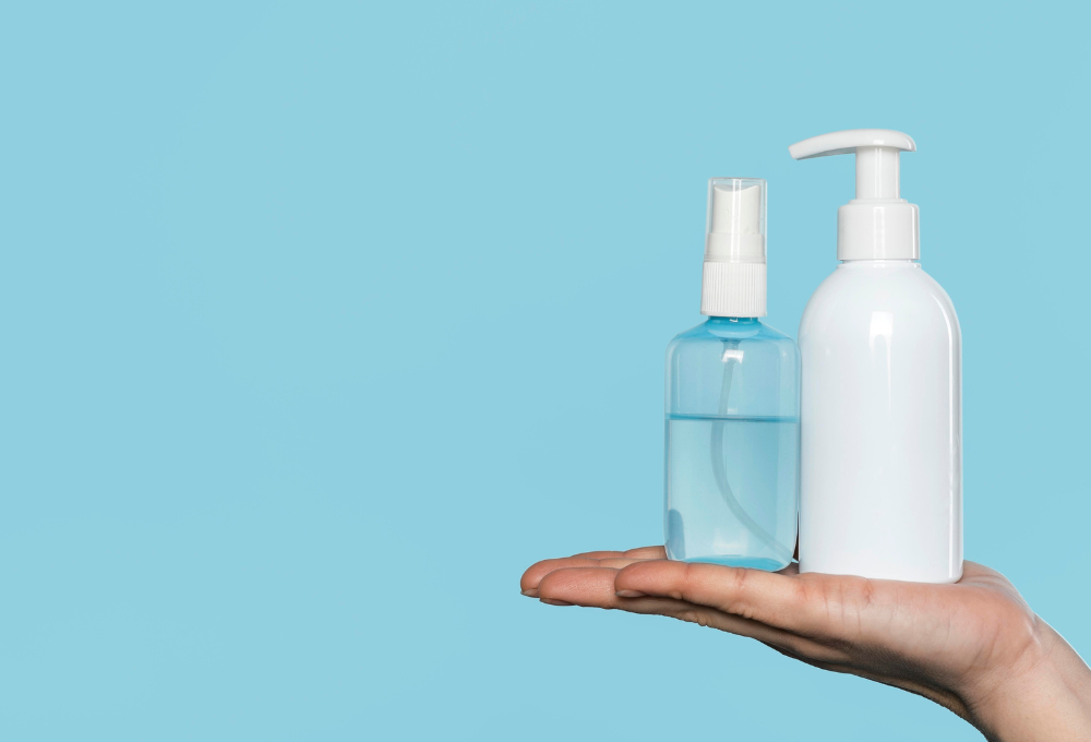 洗浄剤のボトルを手に持つイメージ