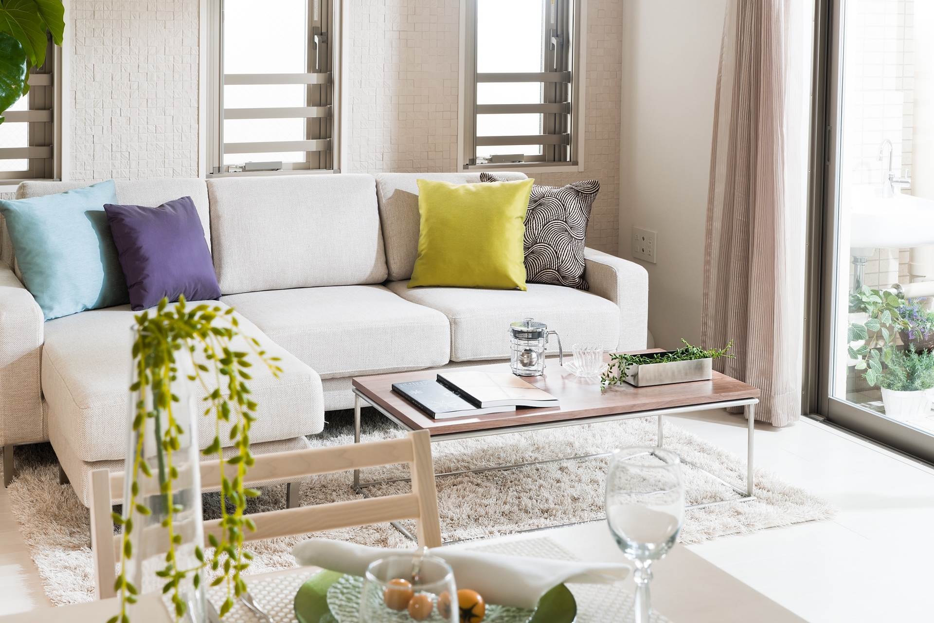 アルカリ電解水でソファは掃除できる？方法を解説