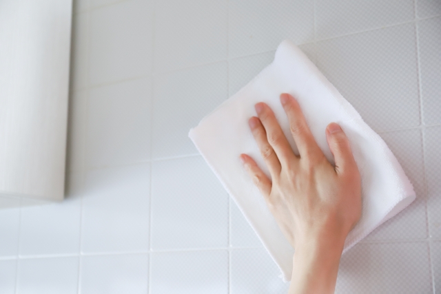 アルカリ電解水でトイレの壁を掃除する方法